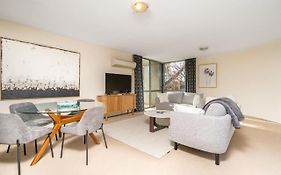 Howitt Place Apt Minutes To Parliamentary Triangle